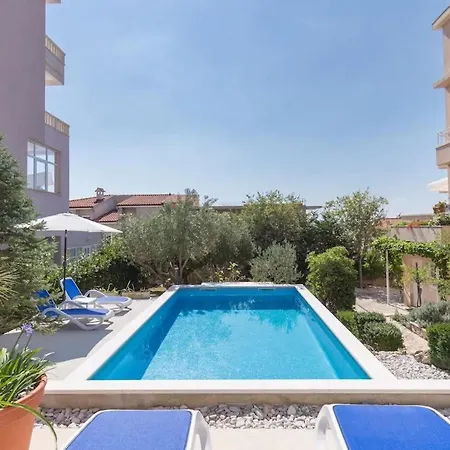 Botanica With Pool Apartment